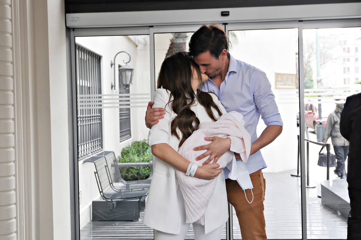 Pampita Ardohain y Roberto García Moritán, a la salida del sanatorio Otamendi tras recibir el alta médica junto a su bebé Ana
