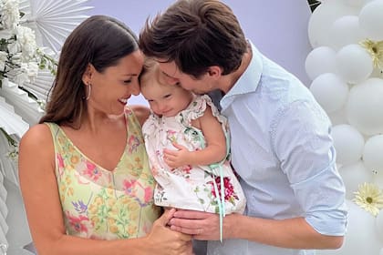 Pampita Ardohain y Roberto García Moritán junto a Anita, fruto de su relación