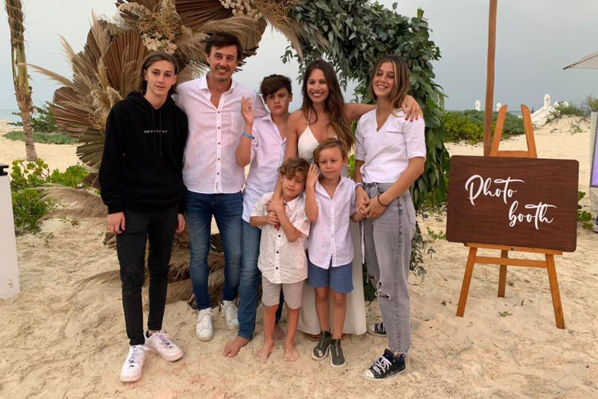 Pampita Ardohain y su familia