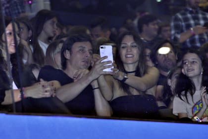 Pampita Ardohain y su novio, Roberto García Moritán, durante el show de Tini