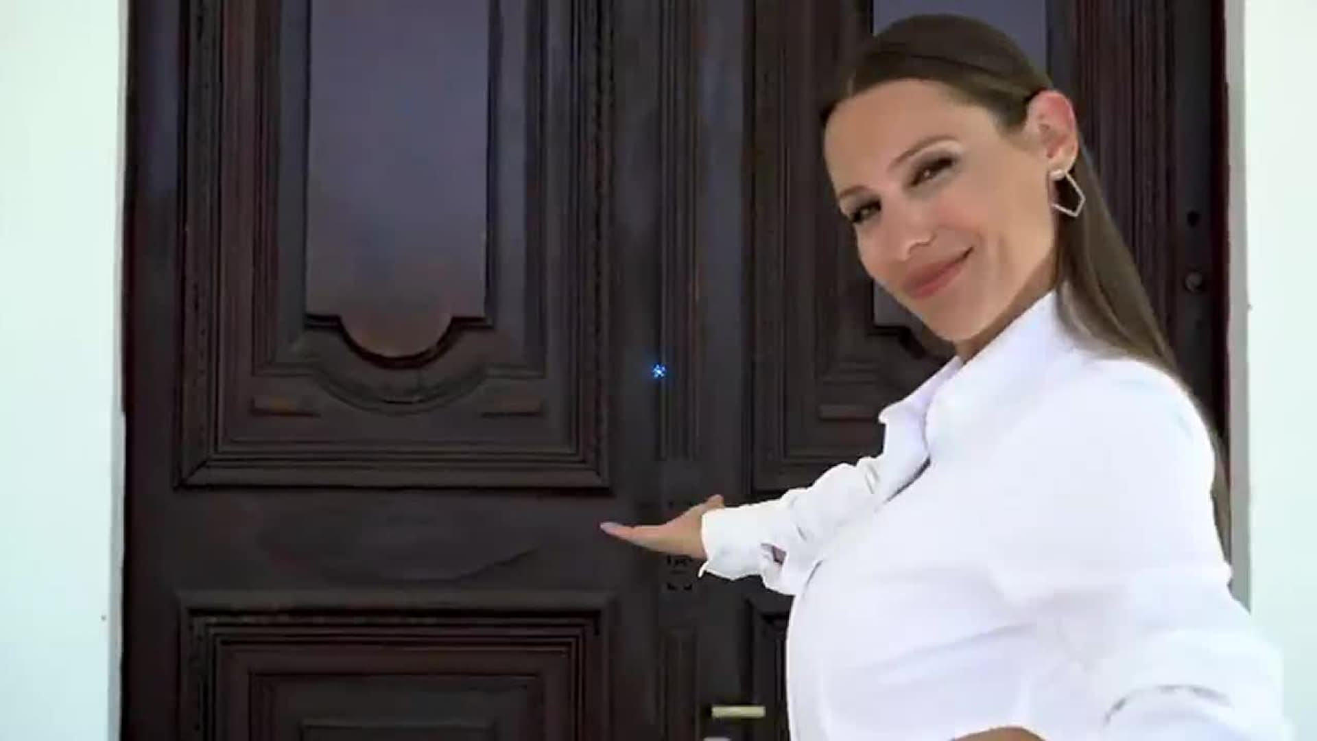 Pampita Ardohain y Chino Leunis, conductores de El Hotel de los Famosos