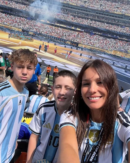 Pampita dijo presente en la final del Mundial con sus hijos Beltrán y Benicio (Foto: Instagram @pampitaoficial)