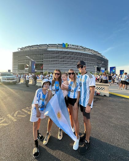 Pampita, dos de sus hijos, su hermano y su cuñada cuando alentaron a la selección argentina en la Copa América (Foto: Instagram @pampitaoficial)