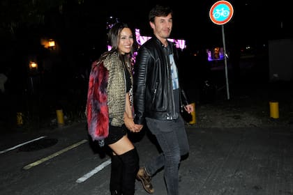 Pampita eligió bucaneras y un vestido corto que quedó escondido detrás de un gran abrigo
