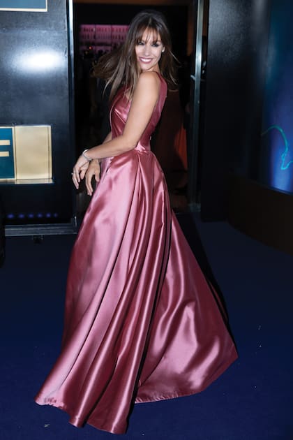Pampita eligió un vestido de satén rosa de Monique Lhuillier, con escote cruzado, a juego con aros y anillos en oro blanco y brillantes talla esmeralda, de Flo Boskis Stad.