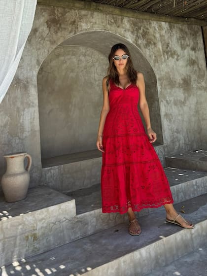 Durante uno de los tantos eventos en los que participó, Pampita deslumbró con un vestido bordado en rojo de FARM Rio, en el atardecer en Marėa