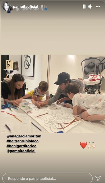 Pampita en el suelo coloreando con sus hijos y junto a su hermano Guillermo (Crédito: Captura @GuilleArdohain)