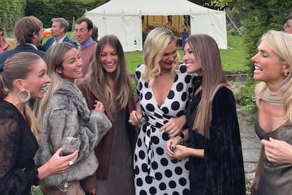 Pampita en plena
charla con sus
amigas. Al fondo
se ve la carpa
donde se hizo la
comida.
