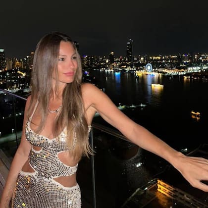 Pampita exhibió la noche de Bangkok desde las alturas con un glamoroso vestido blanco con lentejuelas de color plata