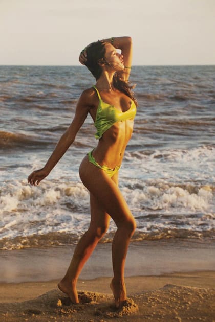 Pampita explotó en el verano de
2001. “Tenía que presentar una chica
en Parada 31 de La Brava. Siempre
me pedían a Dolores, a Carola, a
Bárbara… Pero yo llegué con Carolina
porque sabía que era una chica
especial, única. Hacía muchísimo
frío pero ella se plantó frente a una
docena de fotógrafos, quedó en
bikini, se metió al mar… los enamoró.
Nunca en mi vida vi una cosa igual,
fue increíble. Después de esa tarde,
no me sorprende nada de lo que
pasó con su carrera”, asegura Dotto