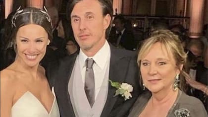 Pampita junto a Moritán y su suegra en el día de su casamiento