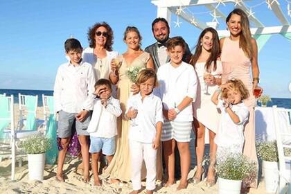 Pampita junto a su familia en el Caribe, donde festejan el casamiento de uno de sus dos hermanos