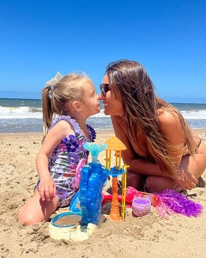 Pampita junto a su hija Ana en la playa de Punta del Este