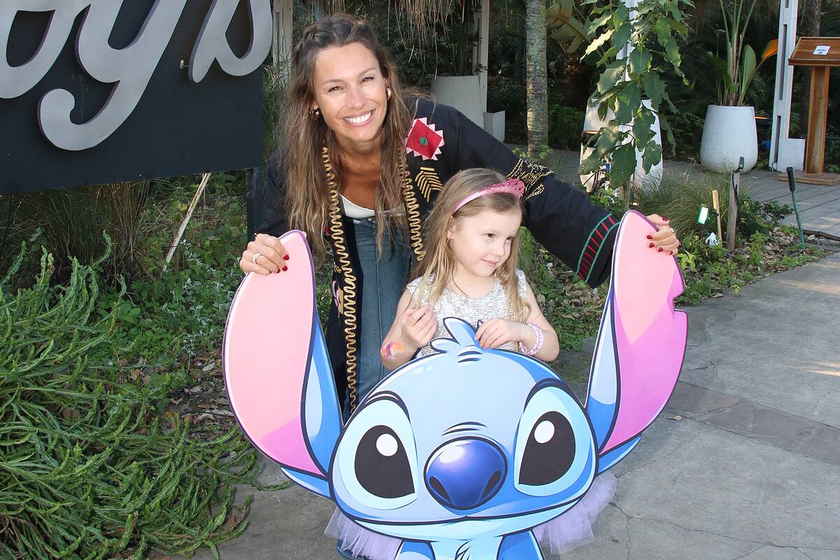 Pampita junto a su hija, Anita, el sábado durante el gran festejo