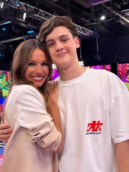 Pampita junto a su hijo mayor Bautista Vicuña, quien ofició de jurado invitado este miércoles