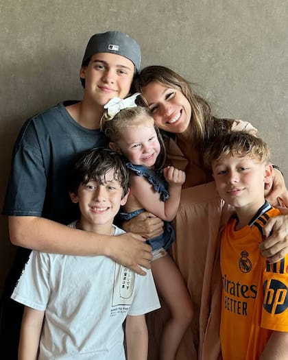 Pampita junto a sus hijos, Bautista, Ana, Benicio y Beltrán (Foto: Instagram @pampitaoficial)