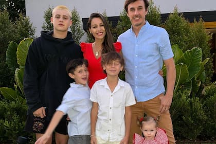 Pampita junto a sus hijos Bautista, Beltrán, Benicio y Ana y Roberto García Moritán