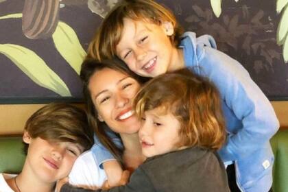 Pampita junto a tres de sus hijos Beltrán, Benicio y Bautista (Crédito: Instagram PampitaOficial)