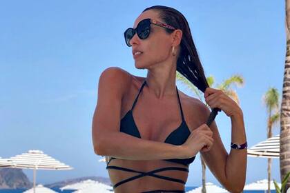Pampita, lejos de Mariano Balcarce, se fue de vacaciones en plan familiar a Ibiza.