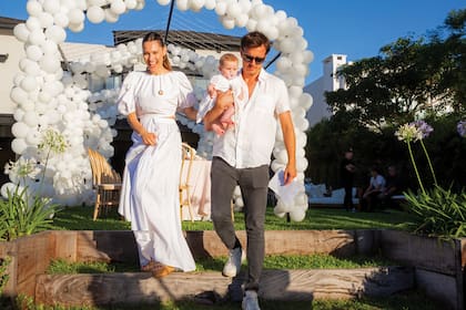 Pampita –llevó una falda y top con mangas globo de Estudio MN y accesorios de Cuatro Musas–, Roberto y Ana hacen su entrada triunfal.