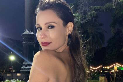 Pampita lució su figura de cinco meses de embarazo con un osado vestido en el Hipódromo de Palermo