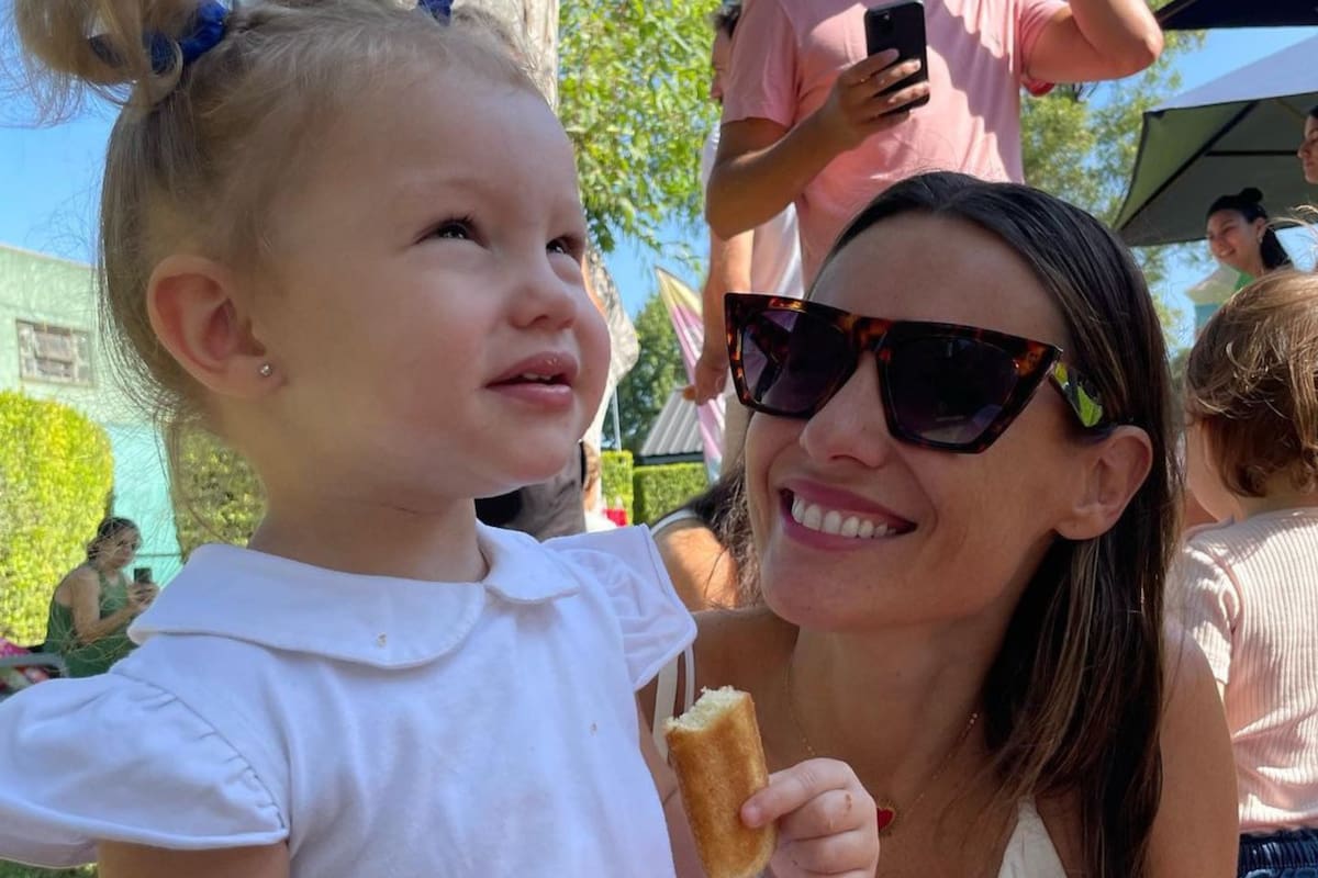 Pampita mostró a su hija Ana García Moritán con extensiones y abrió el debate: "Te queda divino"
