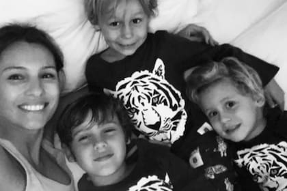 Pampita, muy mimosa con sus hijos