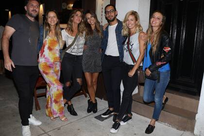 Pampita Online y su equipo celebraron el comienzo del programa juntos en una cena