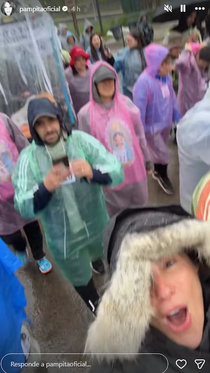 Pampita peregrinando con otros fieles (Foto: Captura Instagram/@pampitaoficial)