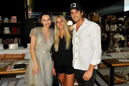 Pampita posó junto a su hermano y la novia