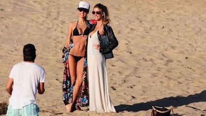 Pampita, radiante en la playa