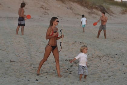 Pampita se dedica en este verano 2018 a disfrutar de sus hijos en Punta y... ¿a jugar a las escondidas con Pico?