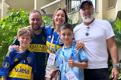 Pampita se encontró con Benja y su padre para ir a ver a Boca al Estadio Maracaná (Foto Instagram @pampitaoficial)