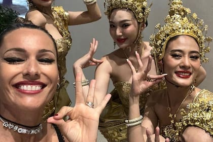 Pampita se encuentra en Tailandia y en su última noche en Bangkok se fotografió junto a una famosa cantante