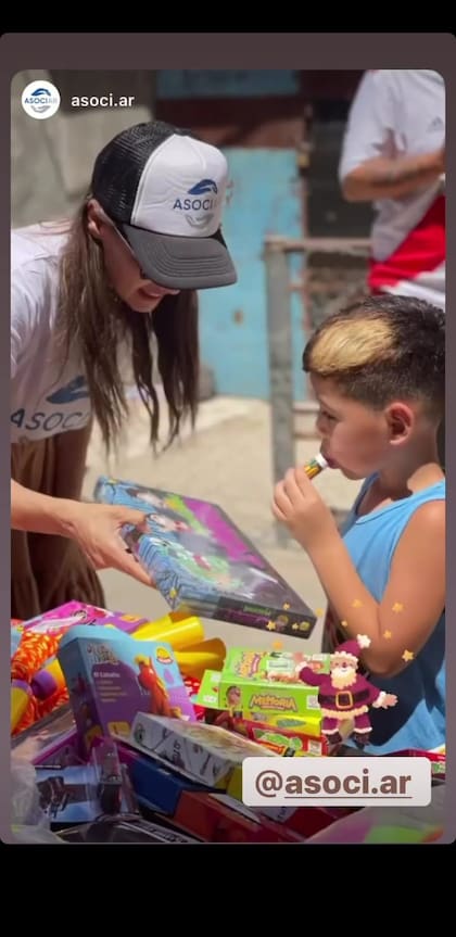 Pampita se mostró repartiendo juguetes en Fuerte Apache durante la mañana de este 24 de diciembre