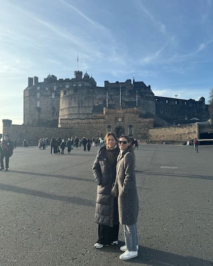 Pampita se muestra soltera con sus amigas en Edimburgo