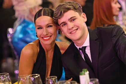 Pampita también fue con
su hijo, Bautista Vicuña, que en 2023 acompañó a Benjamín Vicuña a la misma
gala de premios