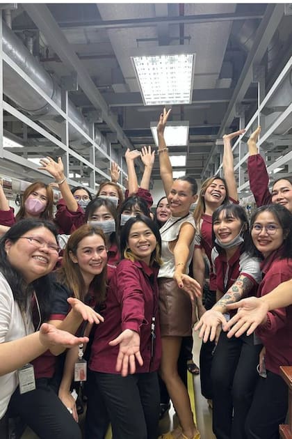 Pampita visitó la fábrica de la comapañía que la invitó a Tailandia, una marca de joyas y bijutería