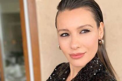 Pampita volvió a conducir su programa de televisión y conquistó con un jugadísimo look brilloso