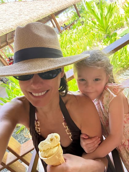 Pampita y Anita a pura risa en Punta Cana (Foto: Instagram @pampitaoficial)
