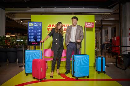 Pampita y Javier Losano, Country Manager de Grupo Samsonite Argentina, Uruguay y Paraguay.