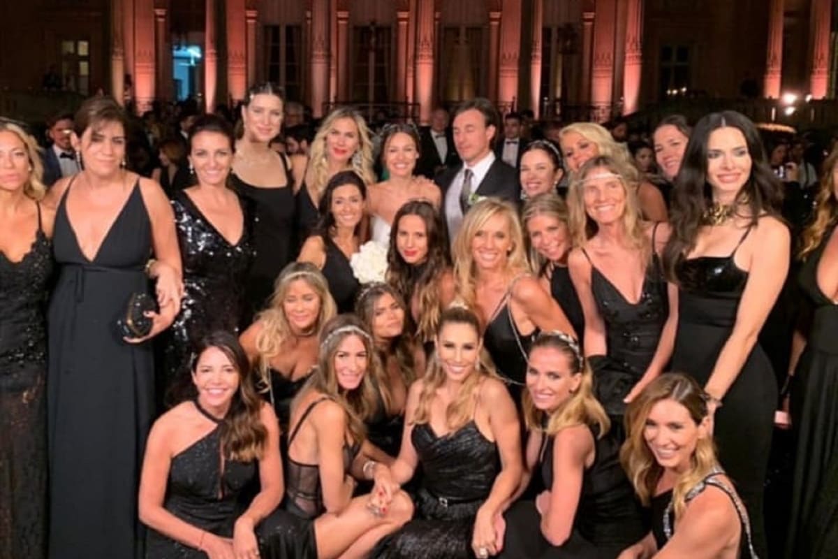 Pampita y su flamante esposo, rodeados de las damas de honor de la inolvidable ceremonia