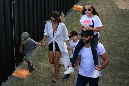 Pampita junto a su hijos más pequeños y su novio y su niña