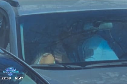La pareja, encontrada in fraganti besándose en un auto