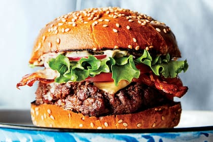 Pan con semillas, queso, tomate, lechuga y panceta