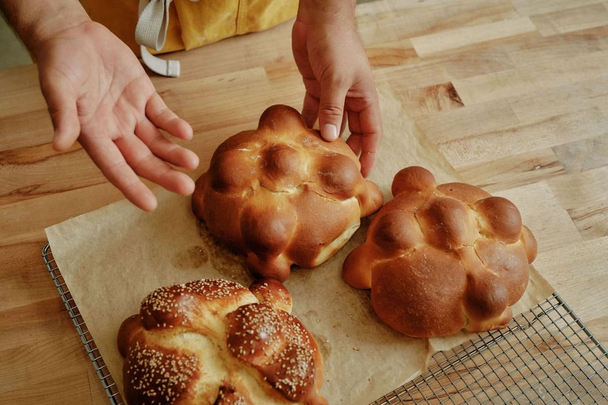 Pan de Muerto, en la versión de una reconocida panadería de California