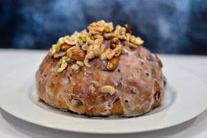 Pan dulce con frutos secos .