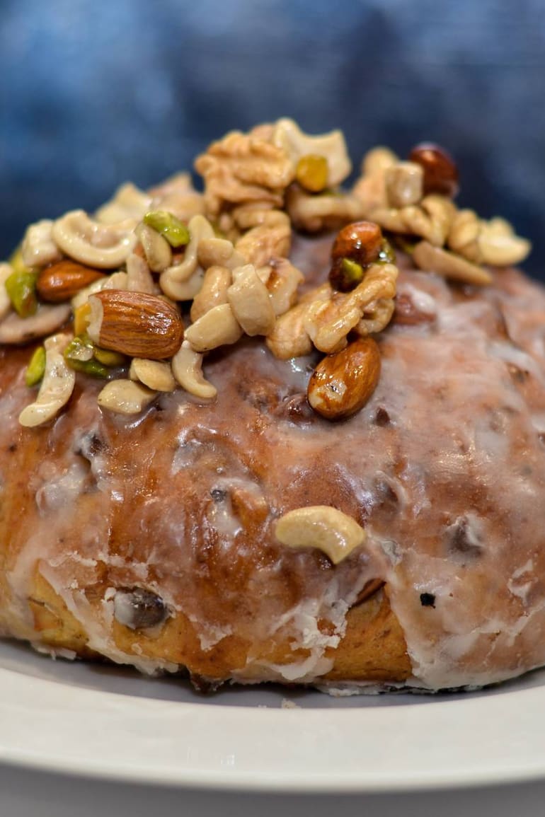 Pan dulce con frutos secos .