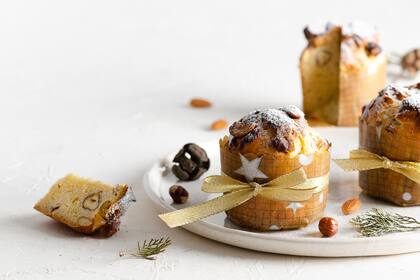 Pan dulce madrileño con almendras y ralladura de naranja