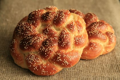 Pan redondo trenzado con semillas de sésamo